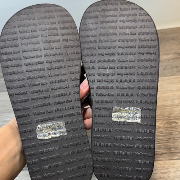 Yellow box Brown Flip Flops woman’s 7.5 (s61) - Picture 4 of 6